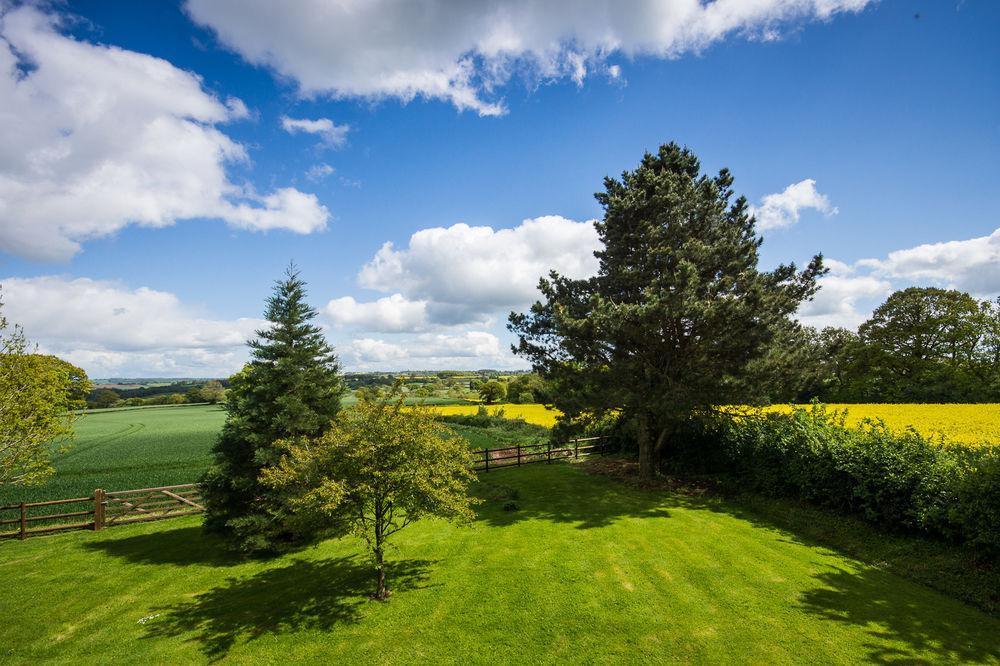 レオミンスター Hills Farm Bed & Breakfast エクステリア 写真
