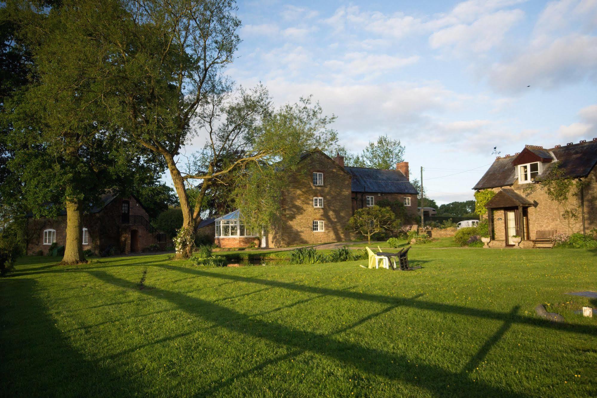 レオミンスター Hills Farm Bed & Breakfast エクステリア 写真